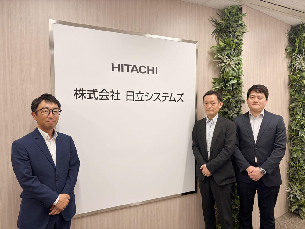 インタビューで伺った日立システムズ 受付前にて