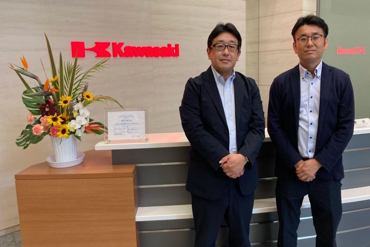 川崎重工業株式会社　東京本社でインタビュー。受付前にて山本様と徳田様。