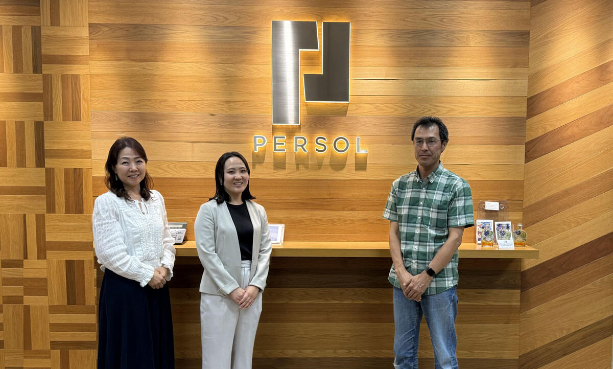 パーソルビジネスプロセスデザイン株式会社 豊洲本店受付前にて